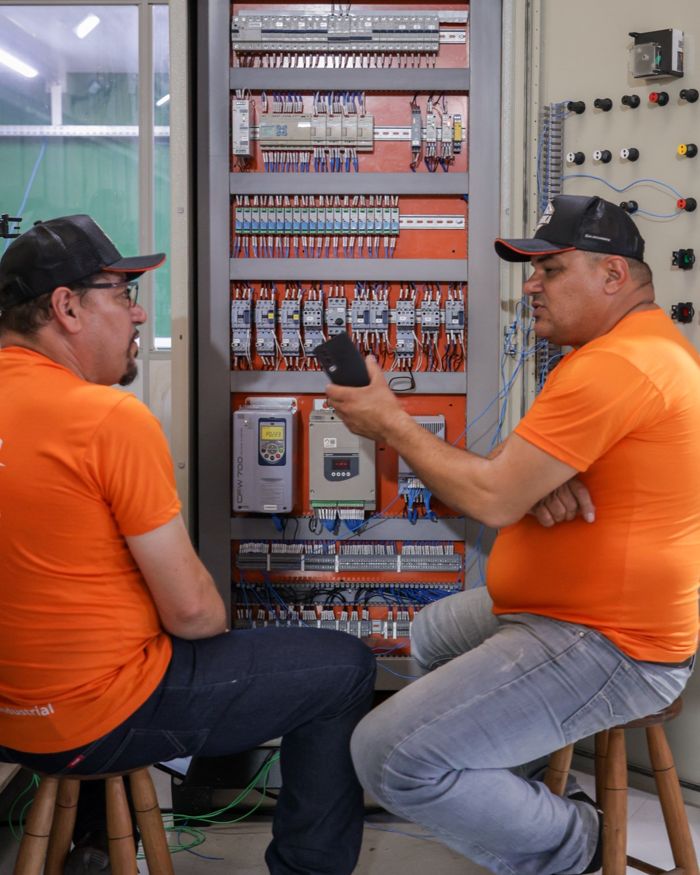 Alunos testando os comandos no painel